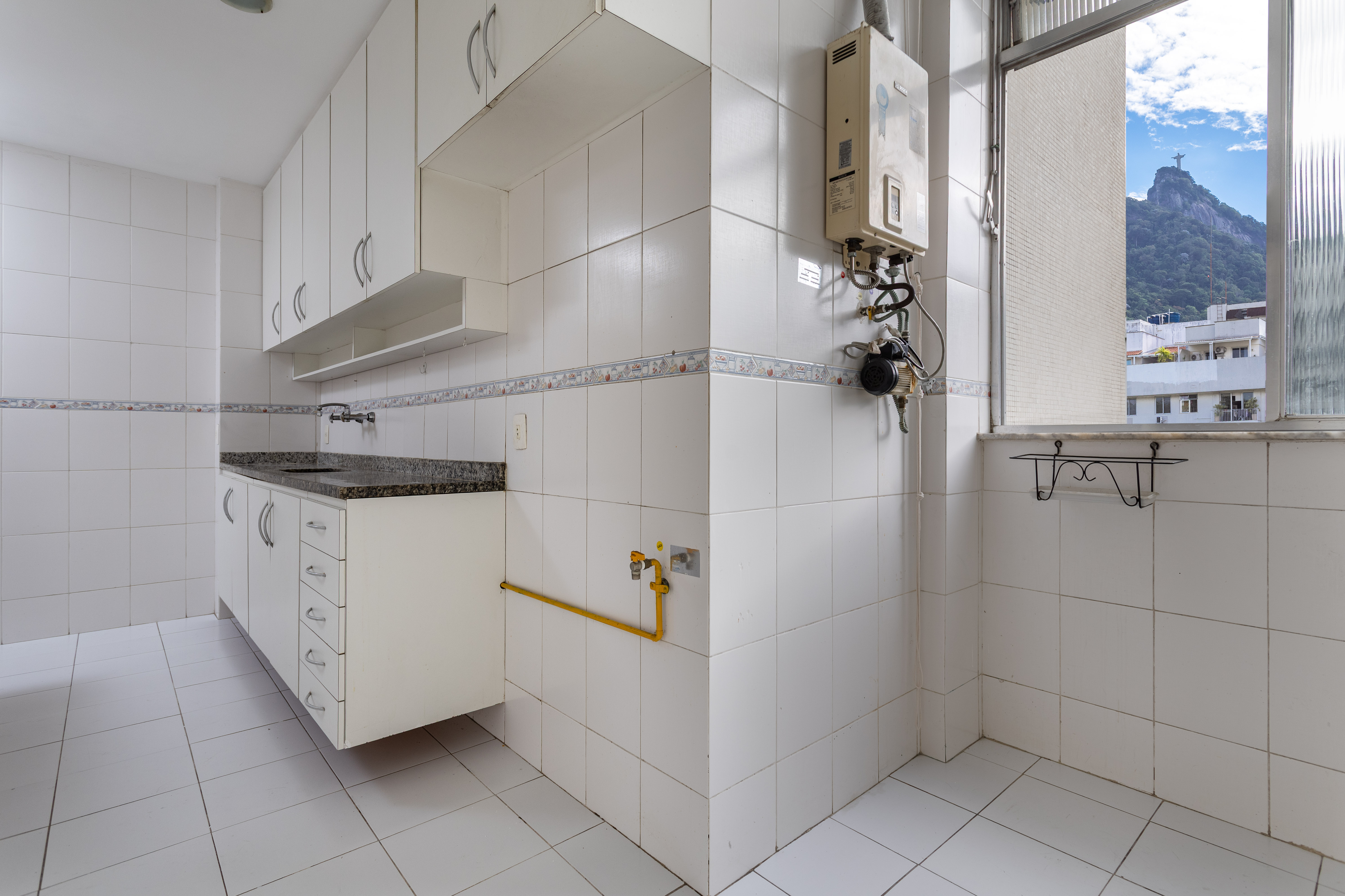 Apartamento de 2 quartos com &oacute;tima planta e garagem no Cosme Velho! Rua Cosme Velho Rio de Janeiro - 