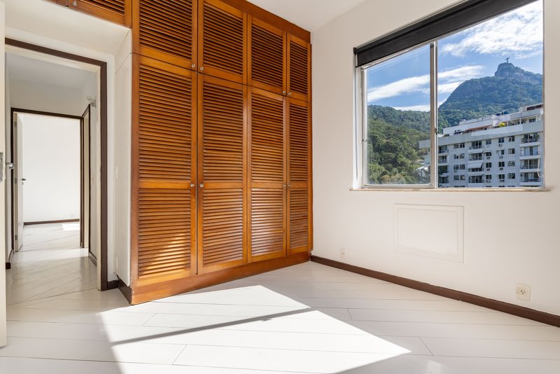 Apartamento de 2 quartos com &oacute;tima planta e garagem no Cosme Velho! Rua Cosme Velho Rio de Janeiro - 