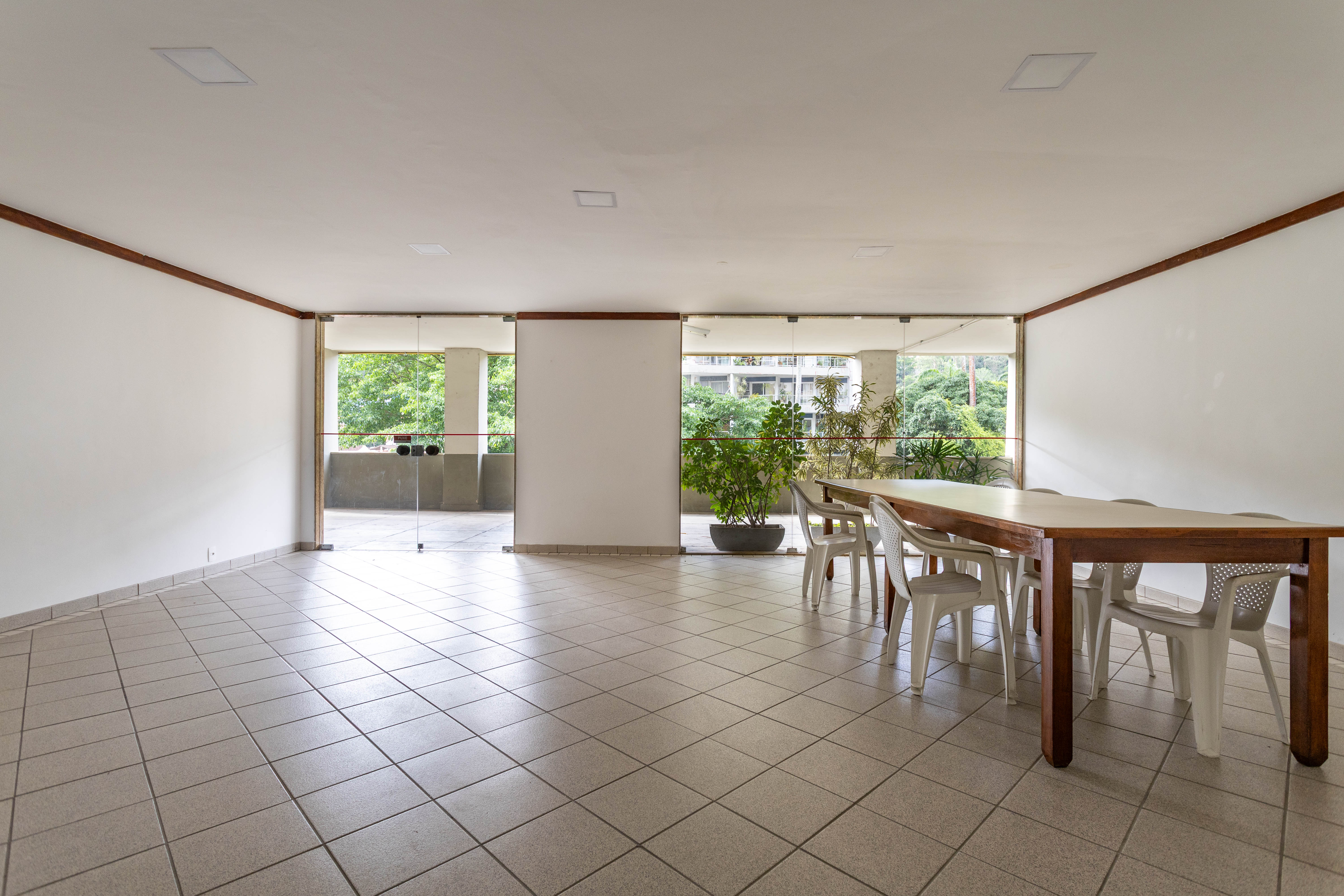 Apartamento de 2 quartos com &oacute;tima planta e garagem no Cosme Velho! Rua Cosme Velho Rio de Janeiro - 