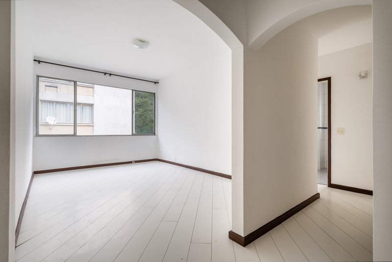 Apartamento de 2 quartos com &oacute;tima planta e garagem no Cosme Velho! Rua Cosme Velho Rio de Janeiro - 