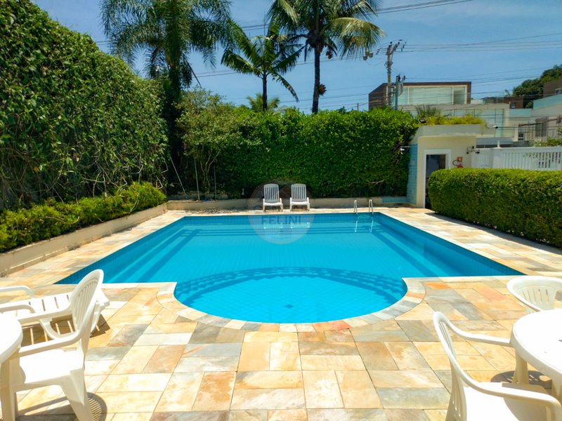 Casa aconchegante com 4 dormit&oacute;rios em Condom&iacute;nio com Piscina &ndash; Pr&oacute;xima ao Mar - LOCA&Ccedil;&Atilde;O  São Sebastião - 