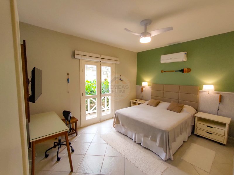 Casa aconchegante com 4 dormit&oacute;rios em Condom&iacute;nio com Piscina &ndash; Pr&oacute;xima ao Mar - LOCA&Ccedil;&Atilde;O  São Sebastião - 