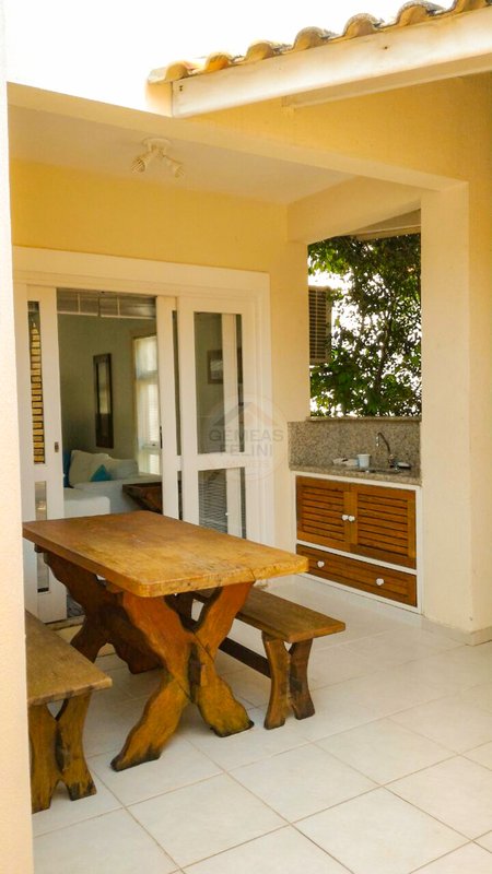 Casa aconchegante com 4 dormit&oacute;rios em Condom&iacute;nio com Piscina &ndash; Pr&oacute;xima ao Mar - LOCA&Ccedil;&Atilde;O  São Sebastião - 