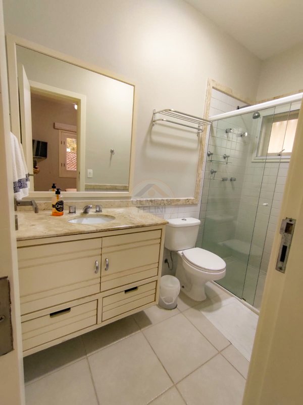 Casa aconchegante com 4 dormit&oacute;rios em Condom&iacute;nio com Piscina &ndash; Pr&oacute;xima ao Mar - LOCA&Ccedil;&Atilde;O  São Sebastião - 