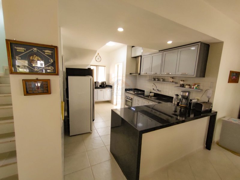 Casa aconchegante com 4 dormit&oacute;rios em Condom&iacute;nio com Piscina &ndash; Pr&oacute;xima ao Mar - LOCA&Ccedil;&Atilde;O  São Sebastião - 