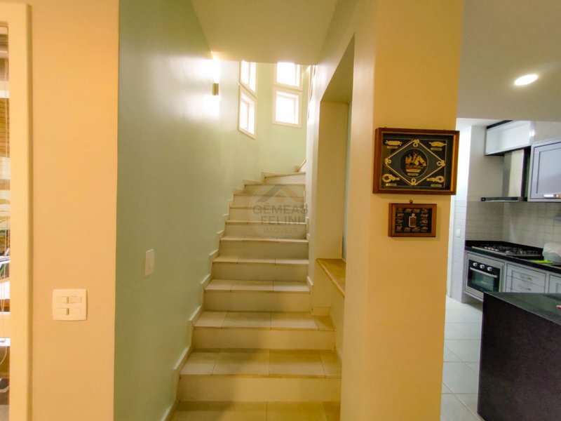 Casa aconchegante com 4 dormit&oacute;rios em Condom&iacute;nio com Piscina &ndash; Pr&oacute;xima ao Mar - LOCA&Ccedil;&Atilde;O  São Sebastião - 