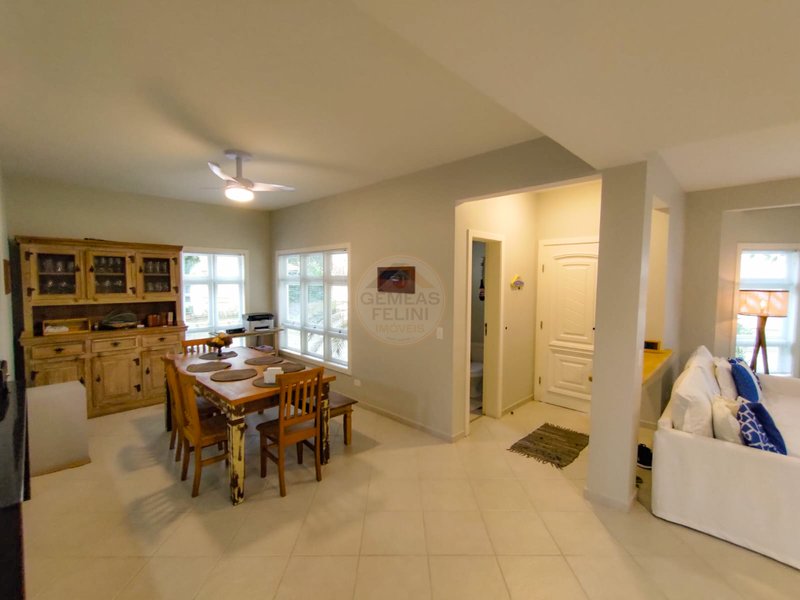 Casa aconchegante com 4 dormit&oacute;rios em Condom&iacute;nio com Piscina &ndash; Pr&oacute;xima ao Mar - LOCA&Ccedil;&Atilde;O  São Sebastião - 