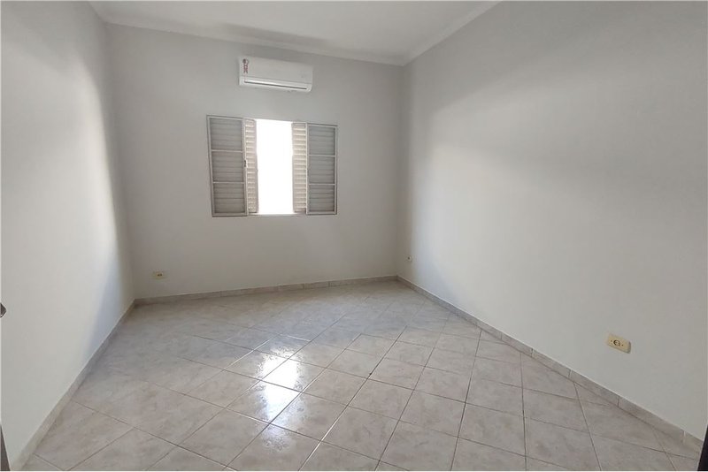 Casa T&eacute;rrea &agrave; Venda - 216m - R$ 420.000 - Totalmente Reformada - Vila Carvalho - Sorocaba Rua Voluntários da Pátria Sorocaba - 