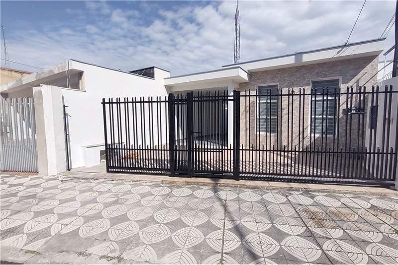 Casa T&eacute;rrea &agrave; Venda - 216m - R$ 420.000 - Totalmente Reformada - Vila Carvalho - Sorocaba Rua Voluntários da Pátria Sorocaba - 