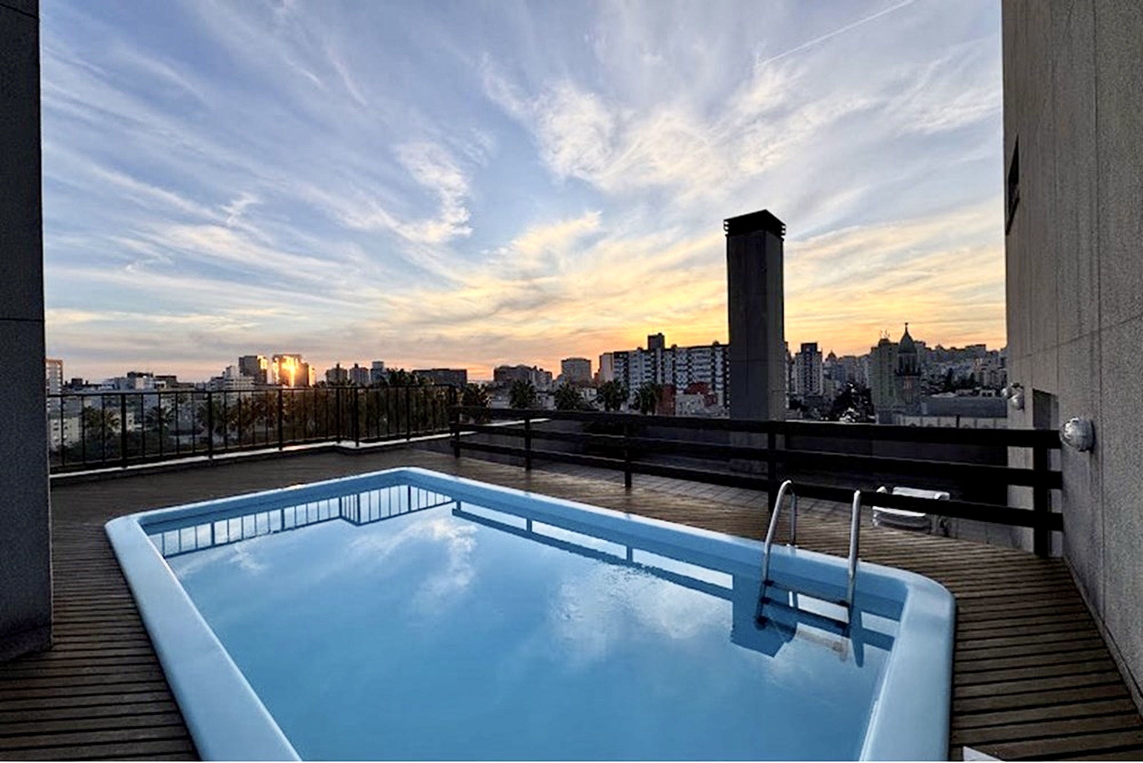 R$ 445.000 - &Oacute;TIMO APARTAMENTO - 66M2 - 2 DORM - SU&Iacute;TE - CHURRASQUEIRA - 1 VAGA - INFRA Rua José do Patrocínio Porto Alegre - 