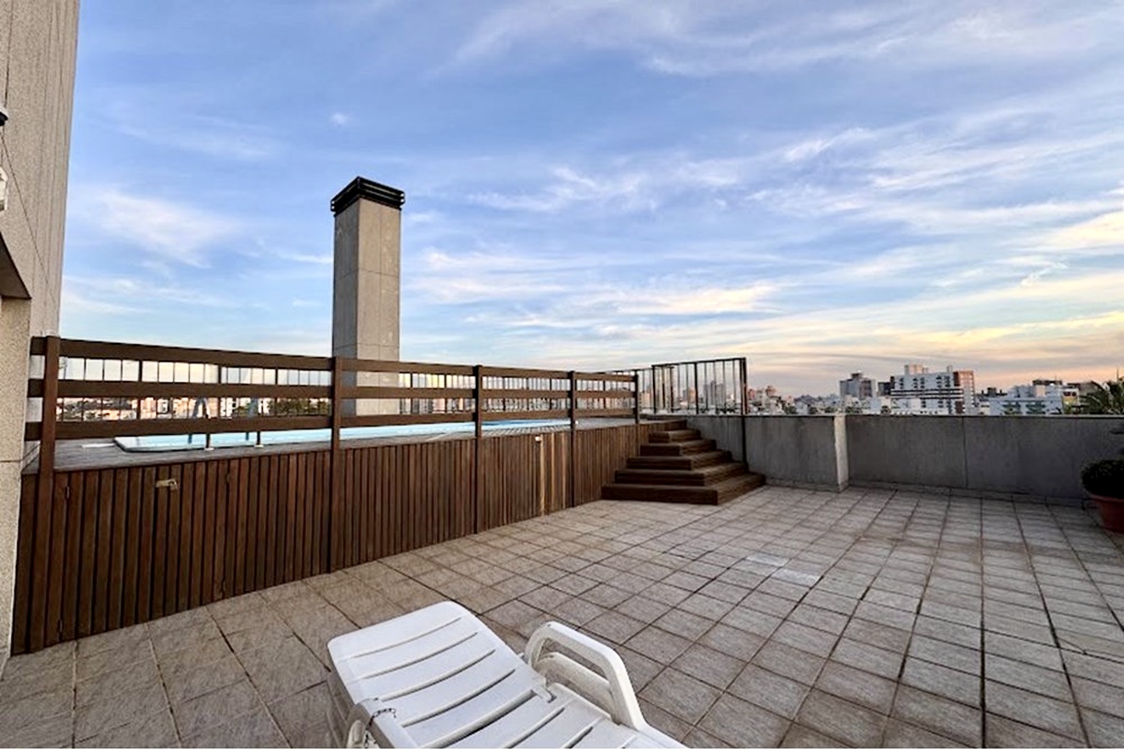 R$ 445.000 - &Oacute;TIMO APARTAMENTO - 66M2 - 2 DORM - SU&Iacute;TE - CHURRASQUEIRA - 1 VAGA - INFRA Rua José do Patrocínio Porto Alegre - 