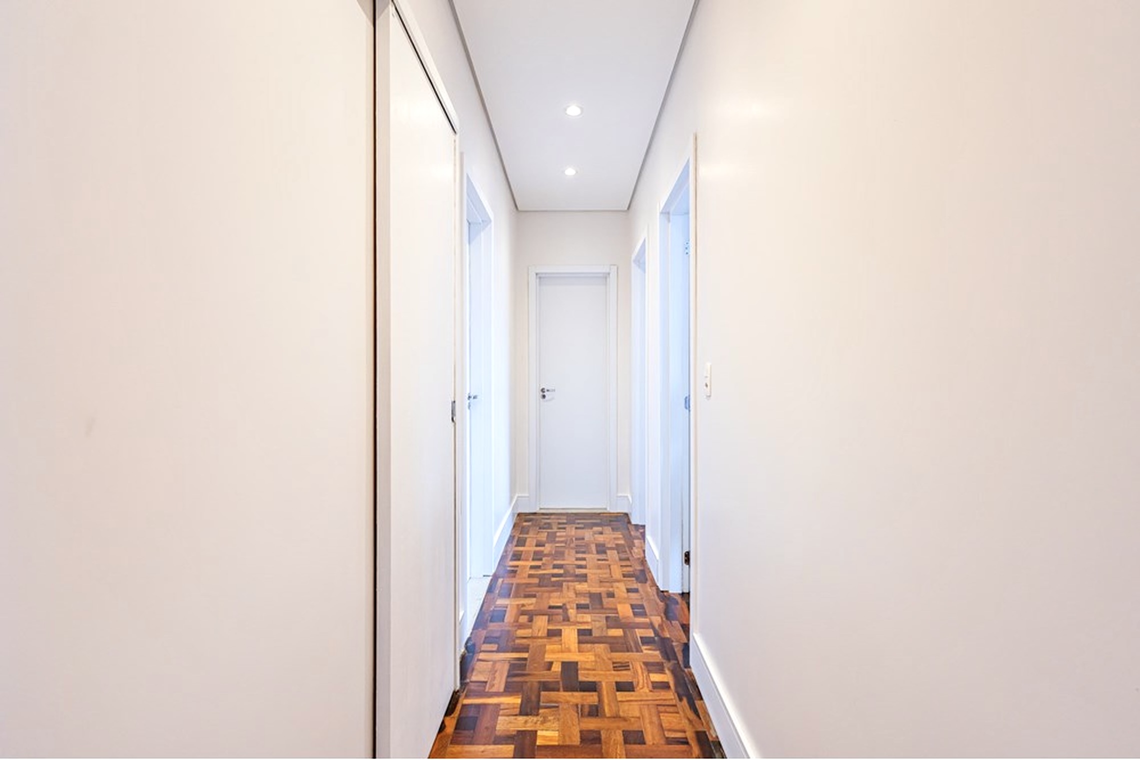 R$ 395.000 - &Oacute;TIMO APARTAMENTO - REFORMADO - 76M2 - 2 DORM - 2 BANHEIROS - 1 VAGA Rua João Abbott Porto Alegre - 