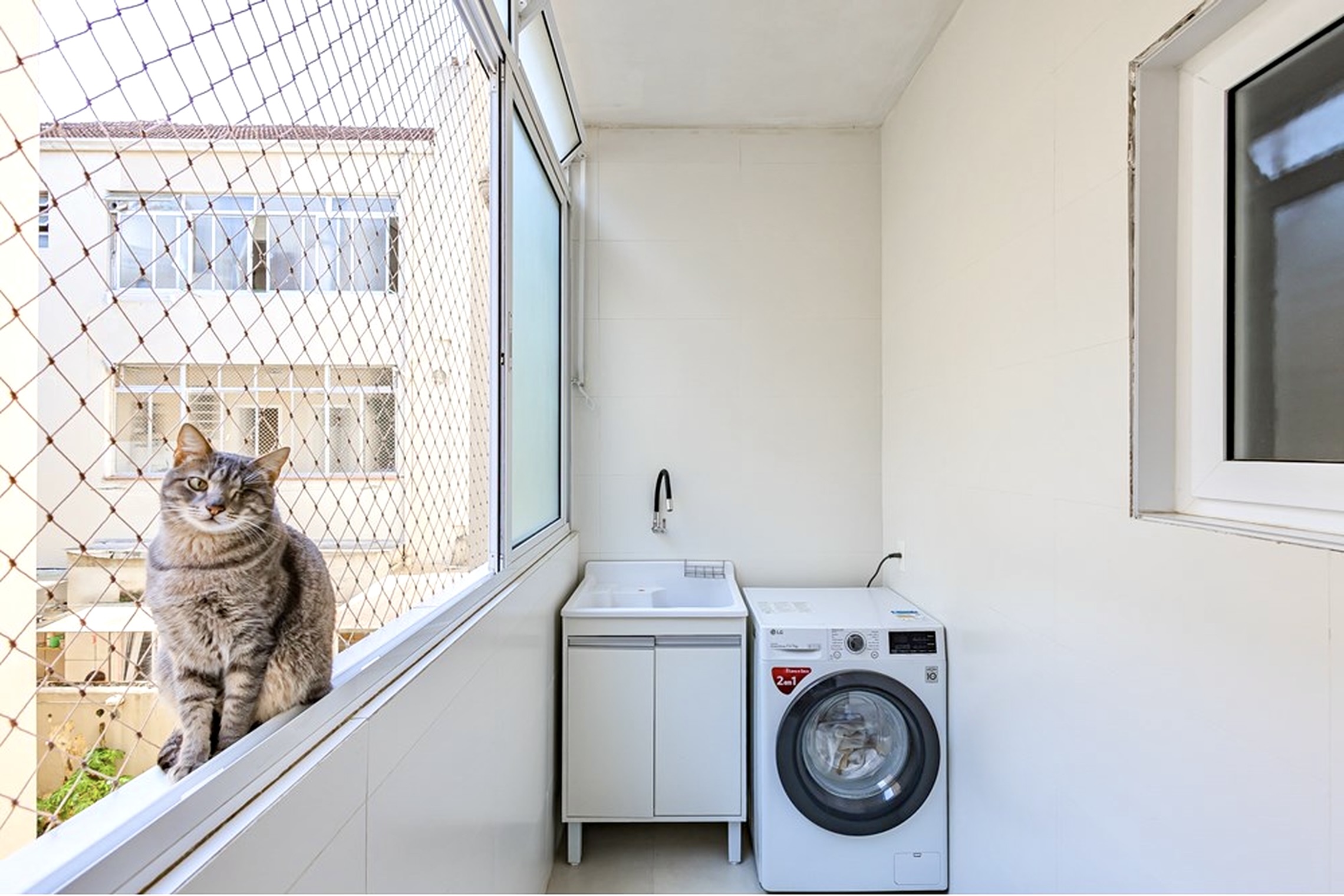 R$ 395.000 - &Oacute;TIMO APARTAMENTO - REFORMADO - 76M2 - 2 DORM - 2 BANHEIROS - 1 VAGA Rua João Abbott Porto Alegre - 