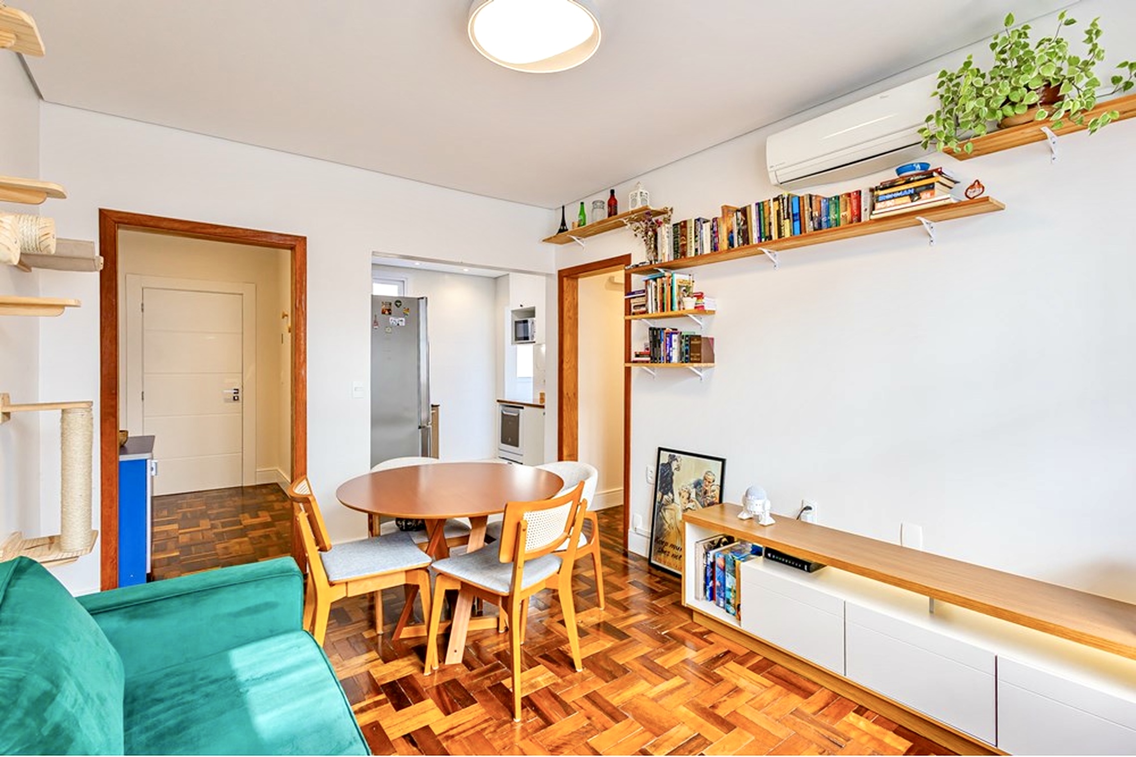 R$ 395.000 - &Oacute;TIMO APARTAMENTO - REFORMADO - 76M2 - 2 DORM - 2 BANHEIROS - 1 VAGA Rua João Abbott Porto Alegre - 