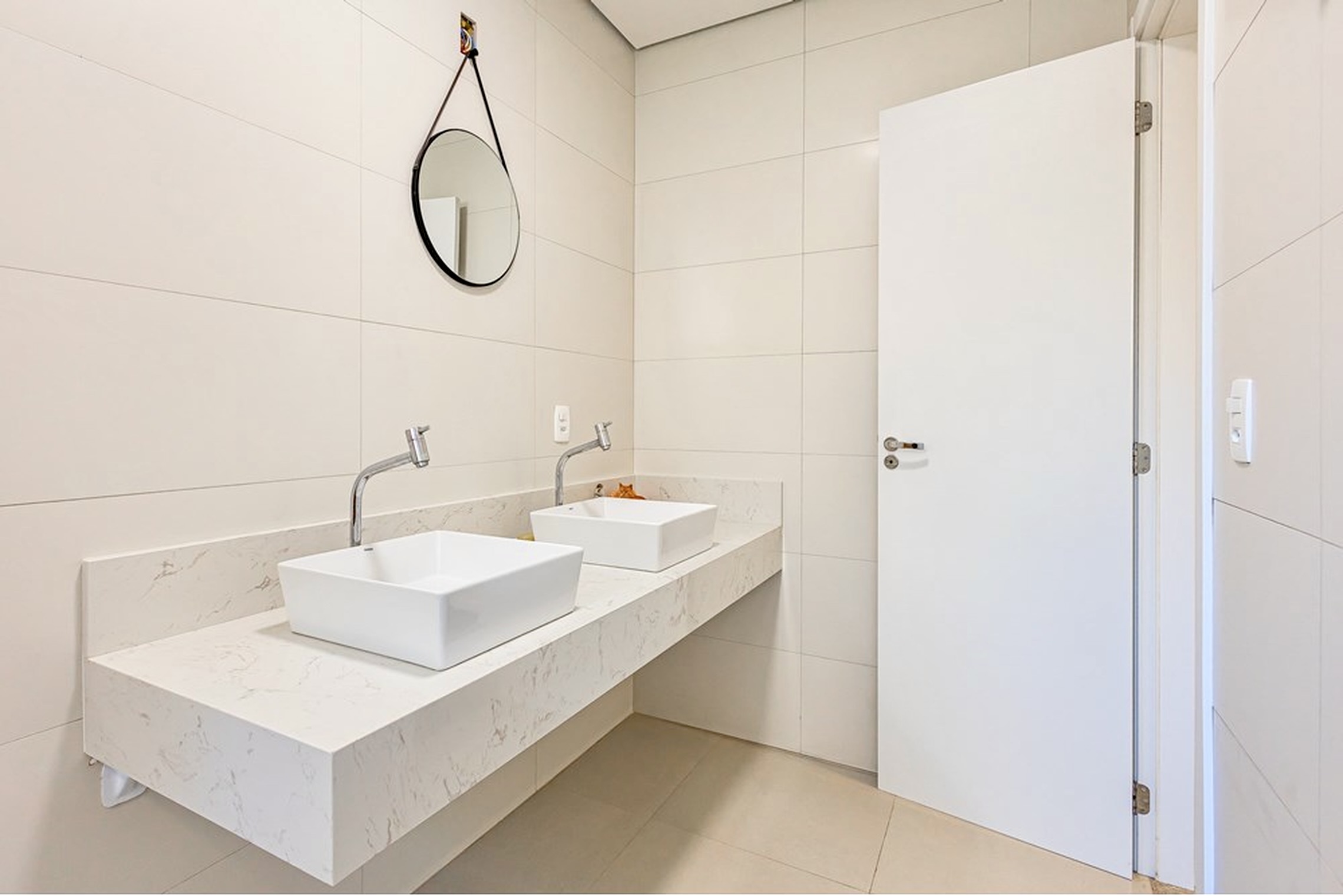 R$ 395.000 - &Oacute;TIMO APARTAMENTO - REFORMADO - 76M2 - 2 DORM - 2 BANHEIROS - 1 VAGA Rua João Abbott Porto Alegre - 