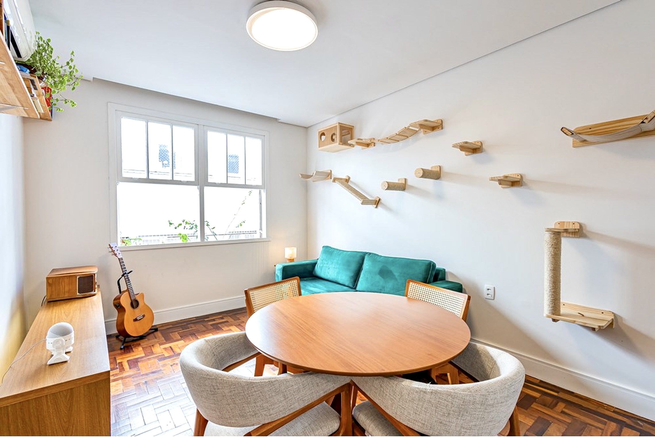 R$ 395.000 - &Oacute;TIMO APARTAMENTO - REFORMADO - 76M2 - 2 DORM - 2 BANHEIROS - 1 VAGA Rua João Abbott Porto Alegre - 