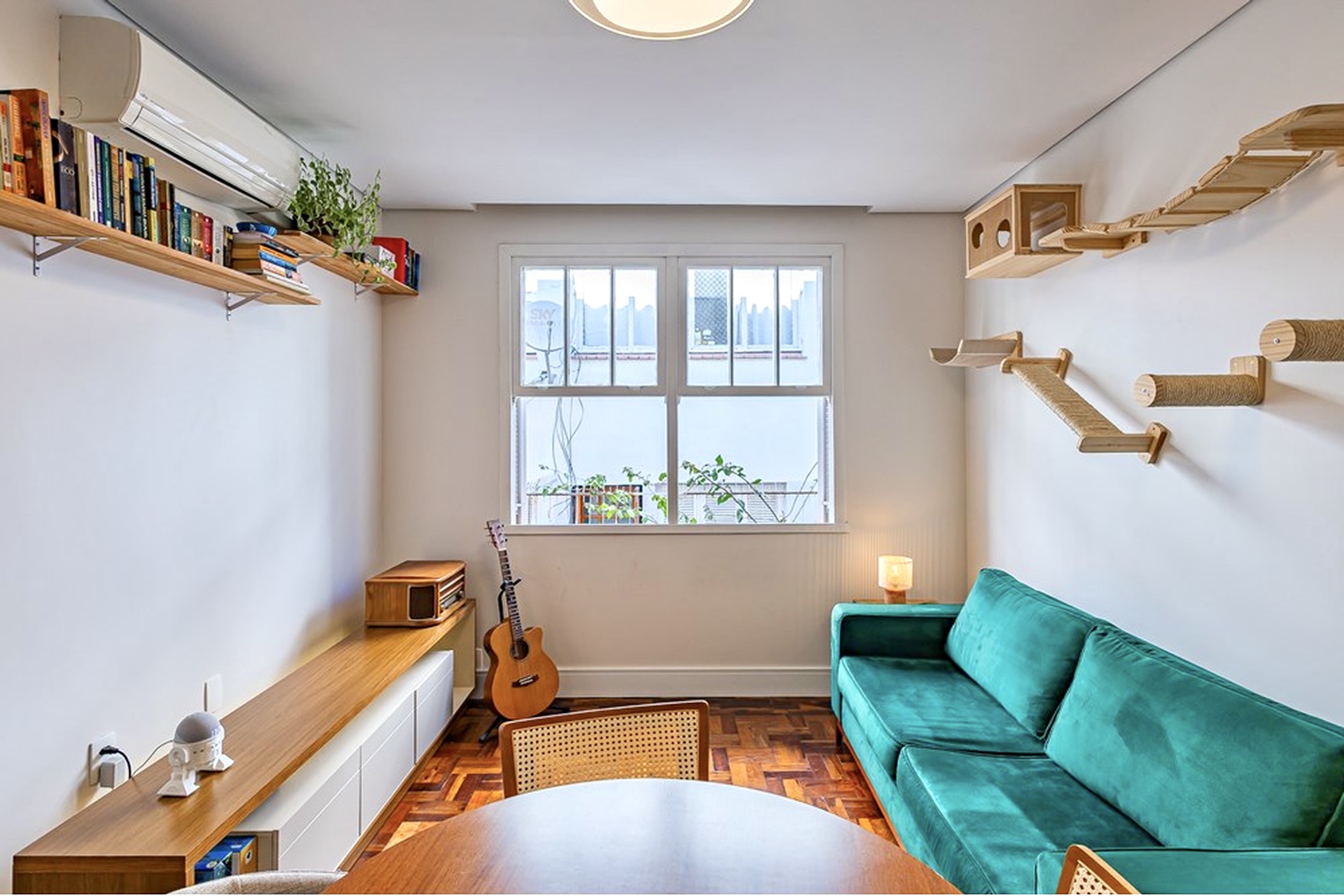 R$ 395.000 - &Oacute;TIMO APARTAMENTO - REFORMADO - 76M2 - 2 DORM - 2 BANHEIROS - 1 VAGA Rua João Abbott Porto Alegre - 