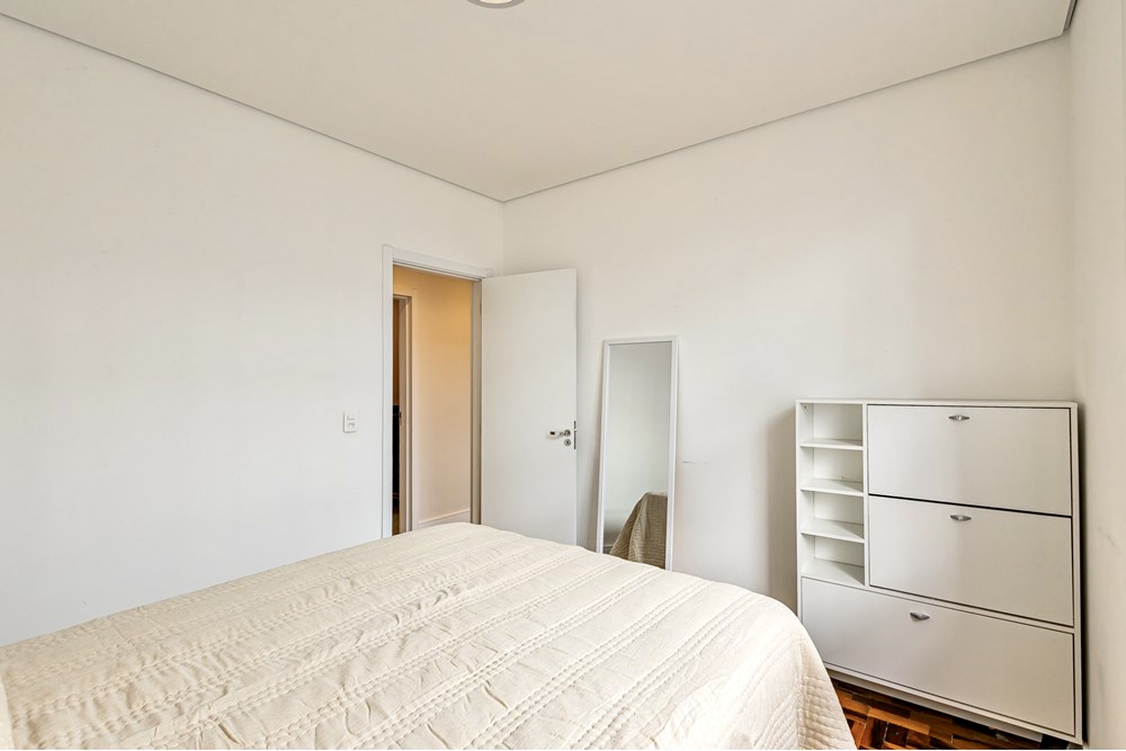 R$ 395.000 - &Oacute;TIMO APARTAMENTO - REFORMADO - 76M2 - 2 DORM - 2 BANHEIROS - 1 VAGA Rua João Abbott Porto Alegre - 