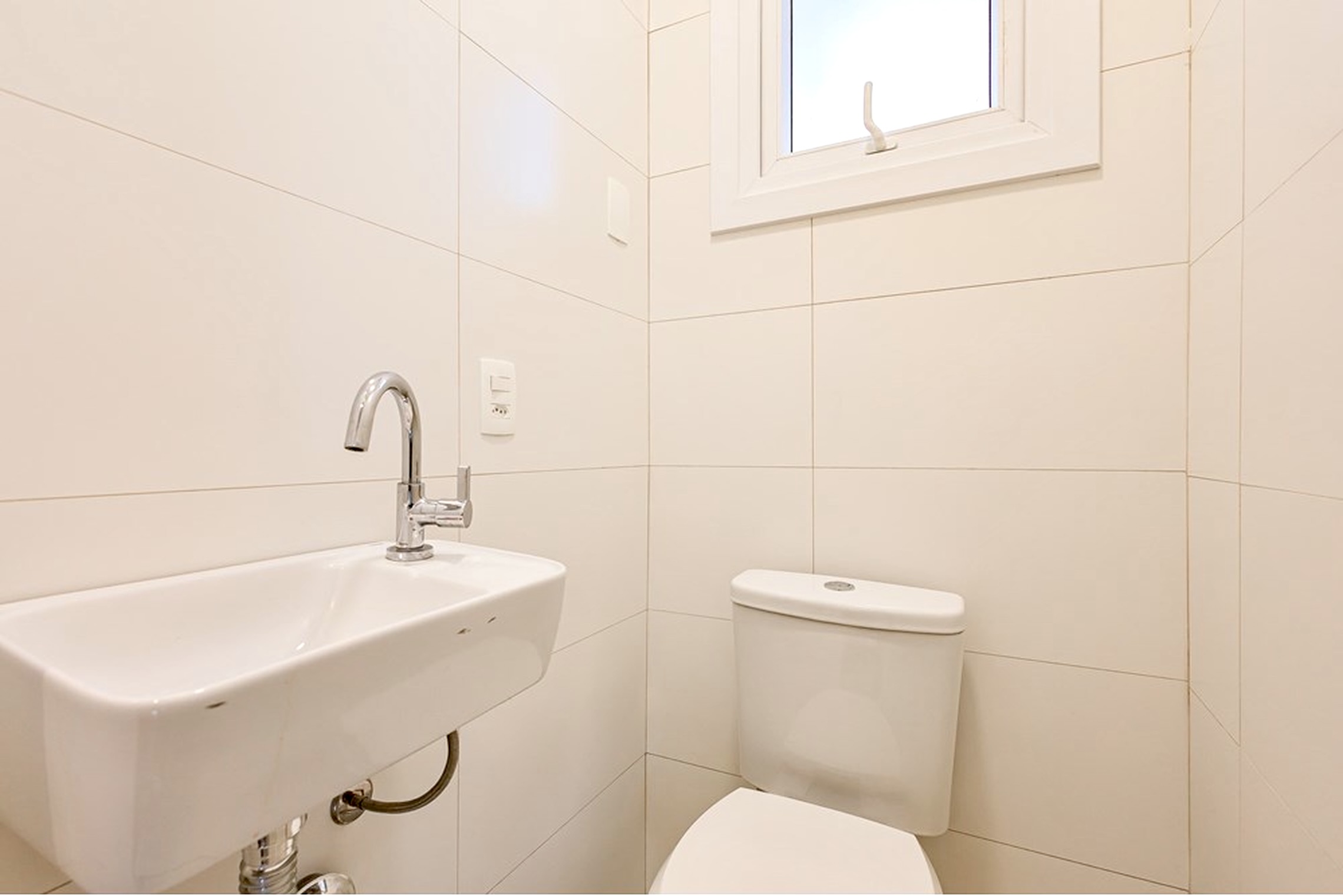 R$ 395.000 - &Oacute;TIMO APARTAMENTO - REFORMADO - 76M2 - 2 DORM - 2 BANHEIROS - 1 VAGA Rua João Abbott Porto Alegre - 