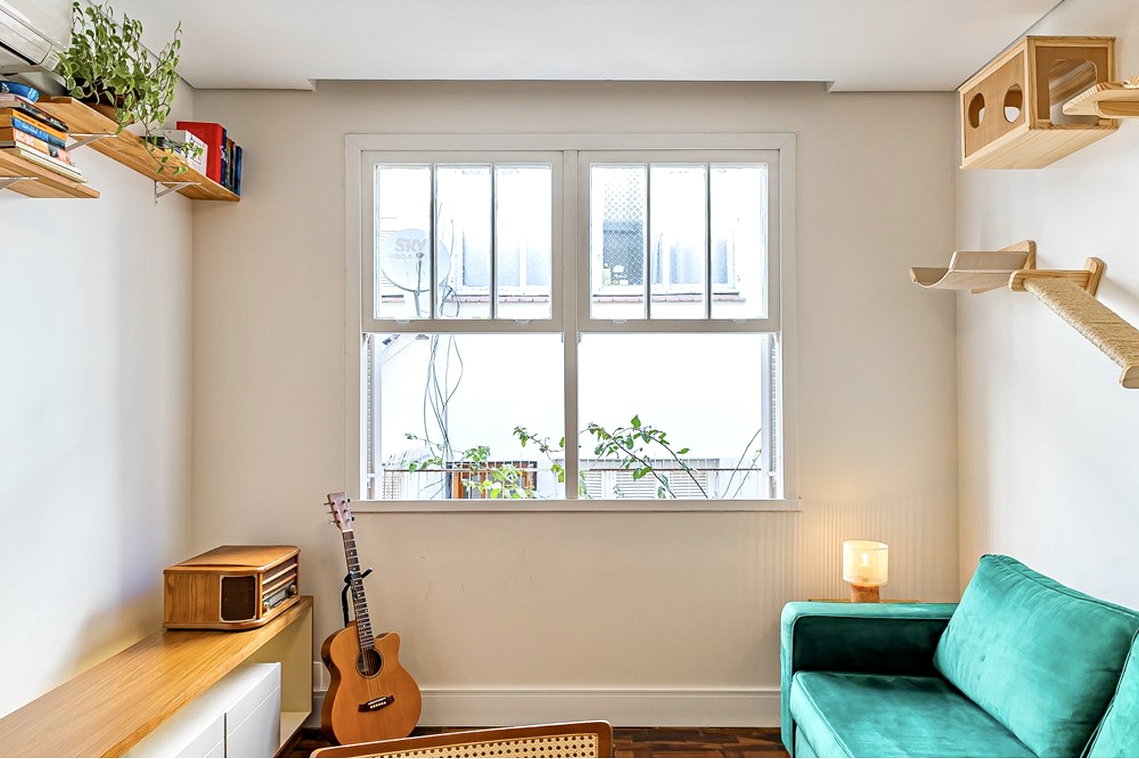 R$ 395.000 - &Oacute;TIMO APARTAMENTO - REFORMADO - 76M2 - 2 DORM - 2 BANHEIROS - 1 VAGA Rua João Abbott Porto Alegre - 