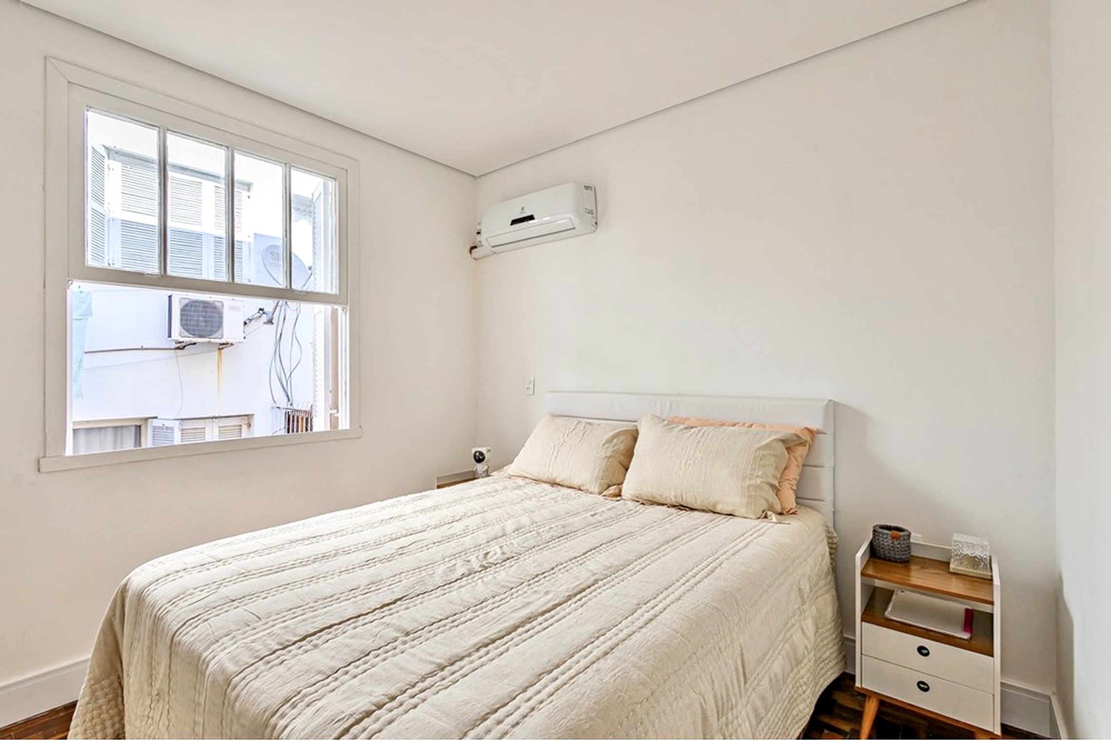 R$ 395.000 - &Oacute;TIMO APARTAMENTO - REFORMADO - 76M2 - 2 DORM - 2 BANHEIROS - 1 VAGA Rua João Abbott Porto Alegre - 