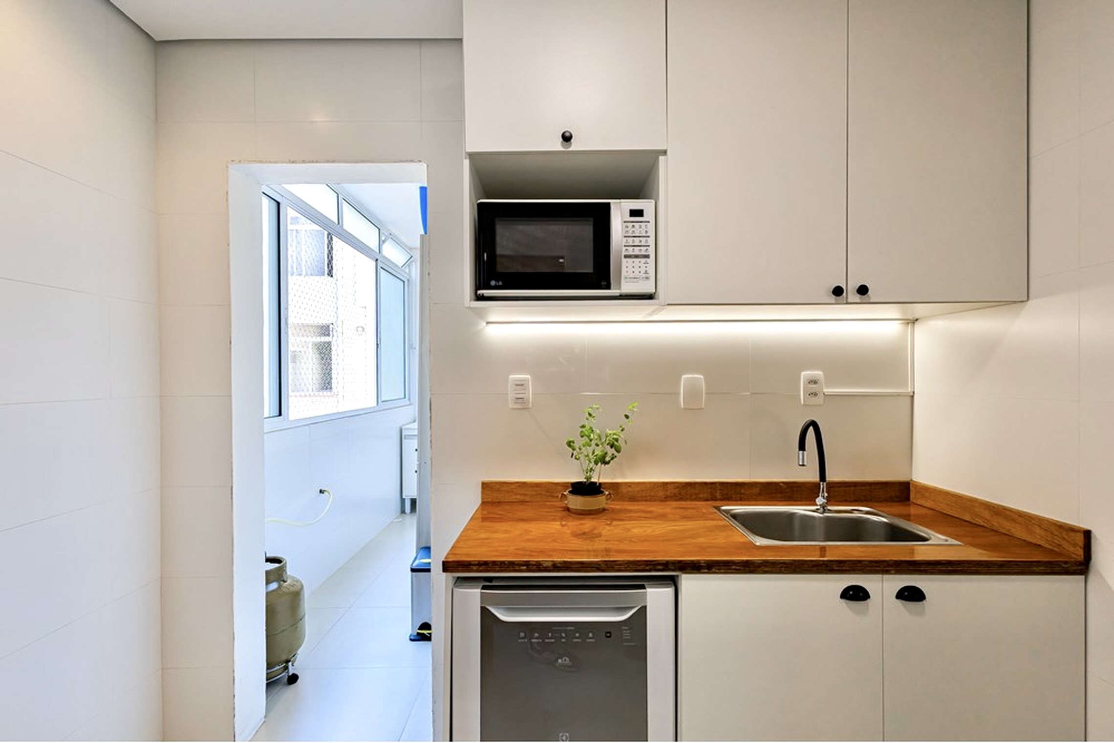 R$ 395.000 - &Oacute;TIMO APARTAMENTO - REFORMADO - 76M2 - 2 DORM - 2 BANHEIROS - 1 VAGA Rua João Abbott Porto Alegre - 