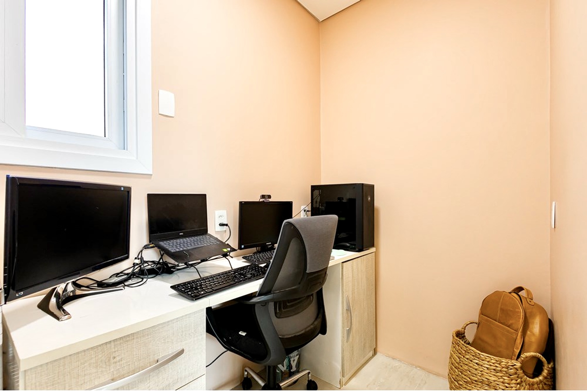 R$ 395.000 - &Oacute;TIMO APARTAMENTO - REFORMADO - 76M2 - 2 DORM - 2 BANHEIROS - 1 VAGA Rua João Abbott Porto Alegre - 