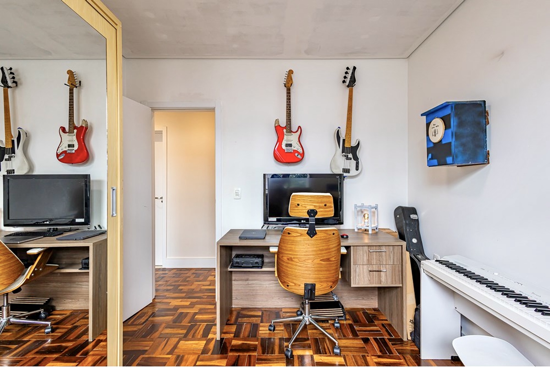 R$ 395.000 - &Oacute;TIMO APARTAMENTO - REFORMADO - 76M2 - 2 DORM - 2 BANHEIROS - 1 VAGA Rua João Abbott Porto Alegre - 