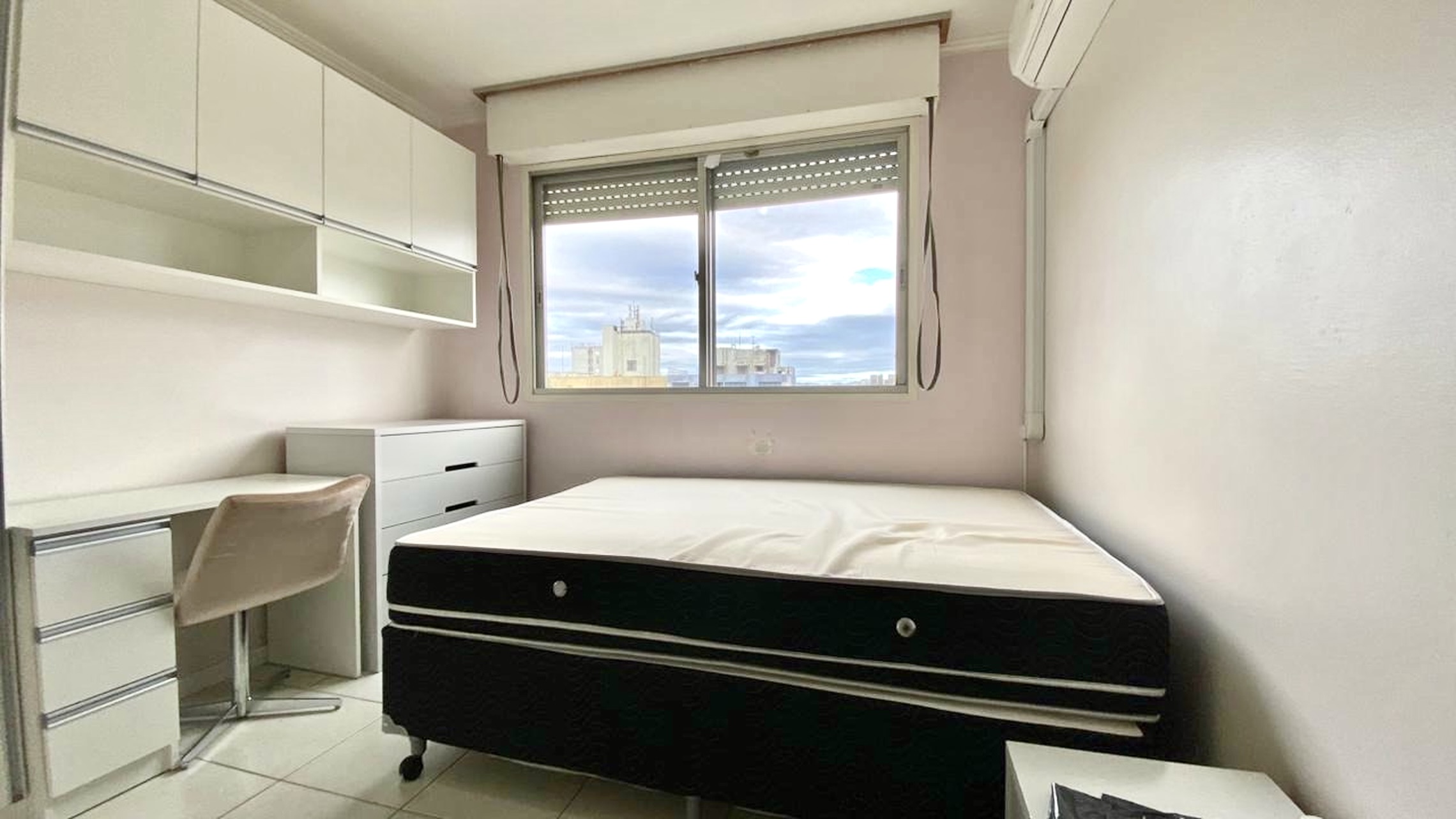 R$ 340.000 - &Oacute;TIMO APARTAMENTO - ANDAR ALTO - MOBILIADO - 42M2 - 1 DORM - VISTA - 1 VAGA Rua Duque de Caxias Porto Alegre - 