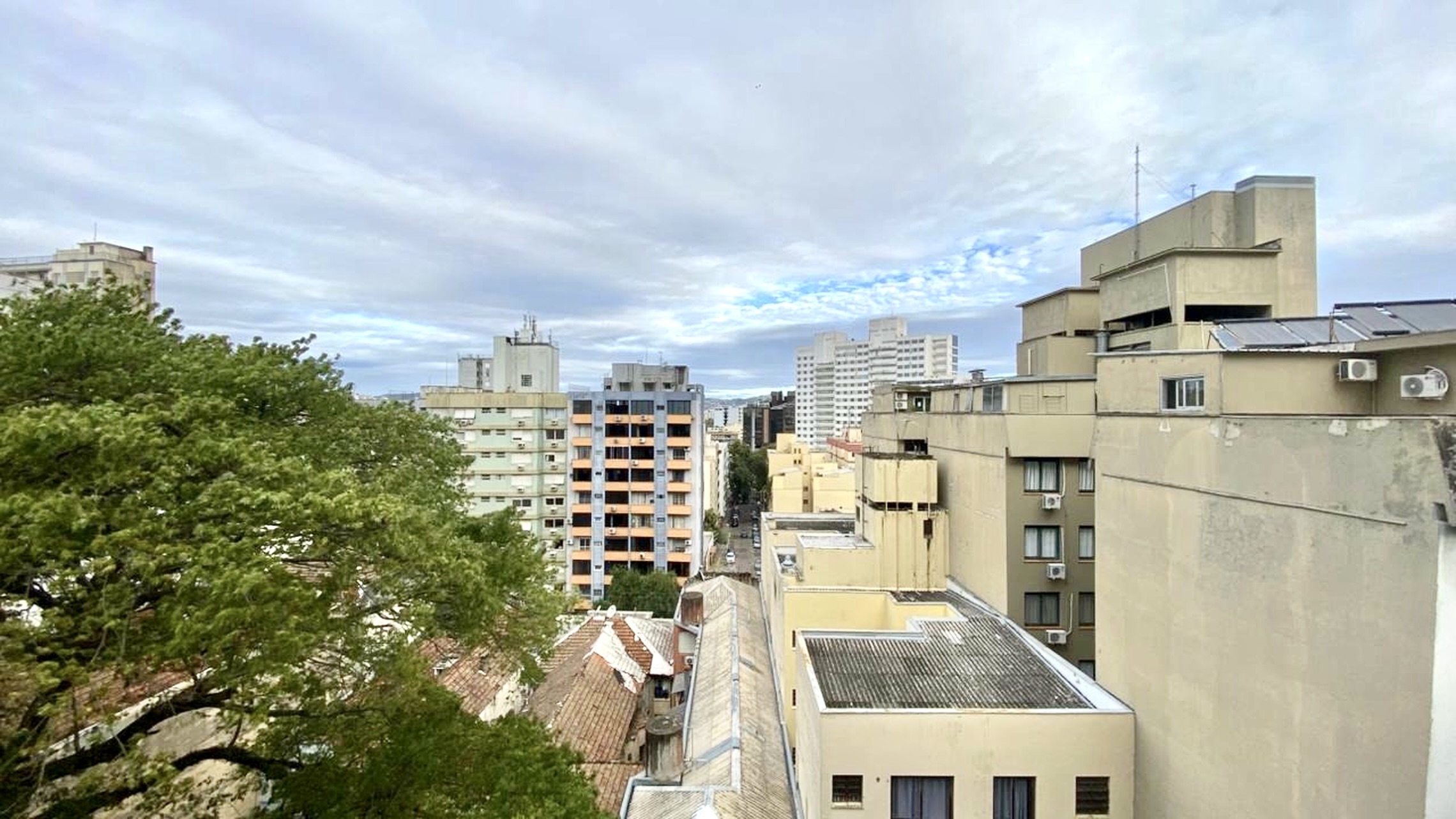 R$ 340.000 - &Oacute;TIMO APARTAMENTO - ANDAR ALTO - MOBILIADO - 42M2 - 1 DORM - VISTA - 1 VAGA Rua Duque de Caxias Porto Alegre - 