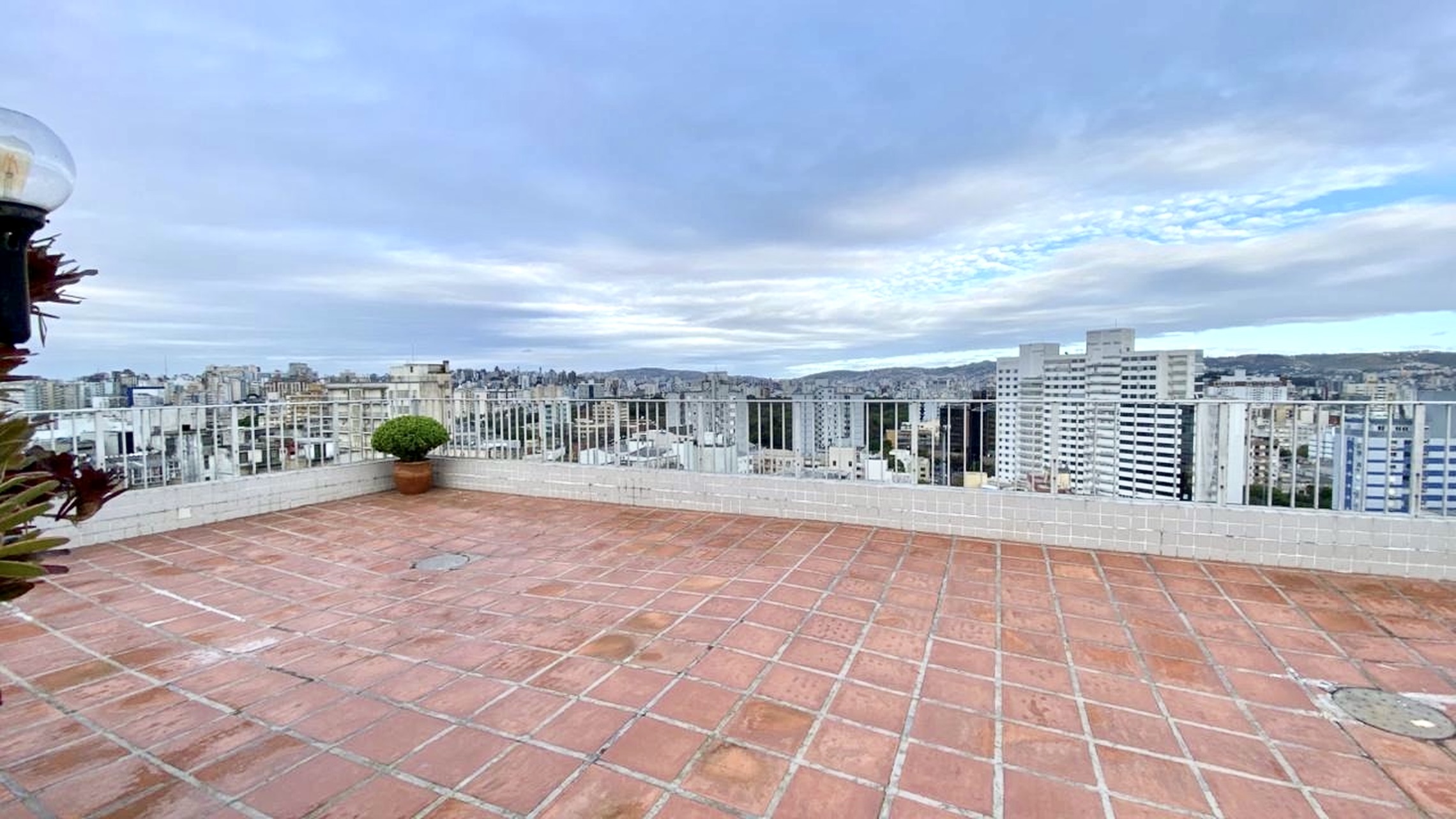 R$ 340.000 - &Oacute;TIMO APARTAMENTO - ANDAR ALTO - MOBILIADO - 42M2 - 1 DORM - VISTA - 1 VAGA Rua Duque de Caxias Porto Alegre - 