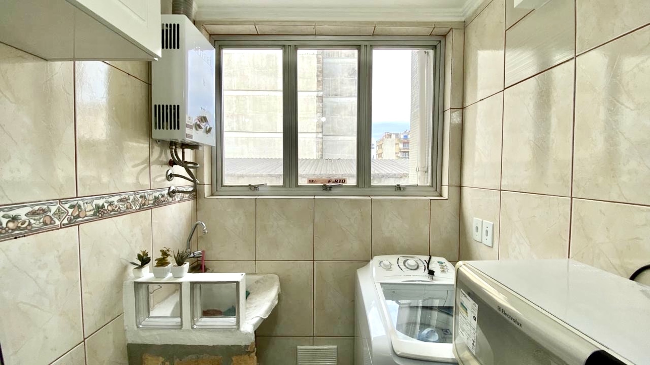 R$ 340.000 - &Oacute;TIMO APARTAMENTO - ANDAR ALTO - MOBILIADO - 42M2 - 1 DORM - VISTA - 1 VAGA Rua Duque de Caxias Porto Alegre - 