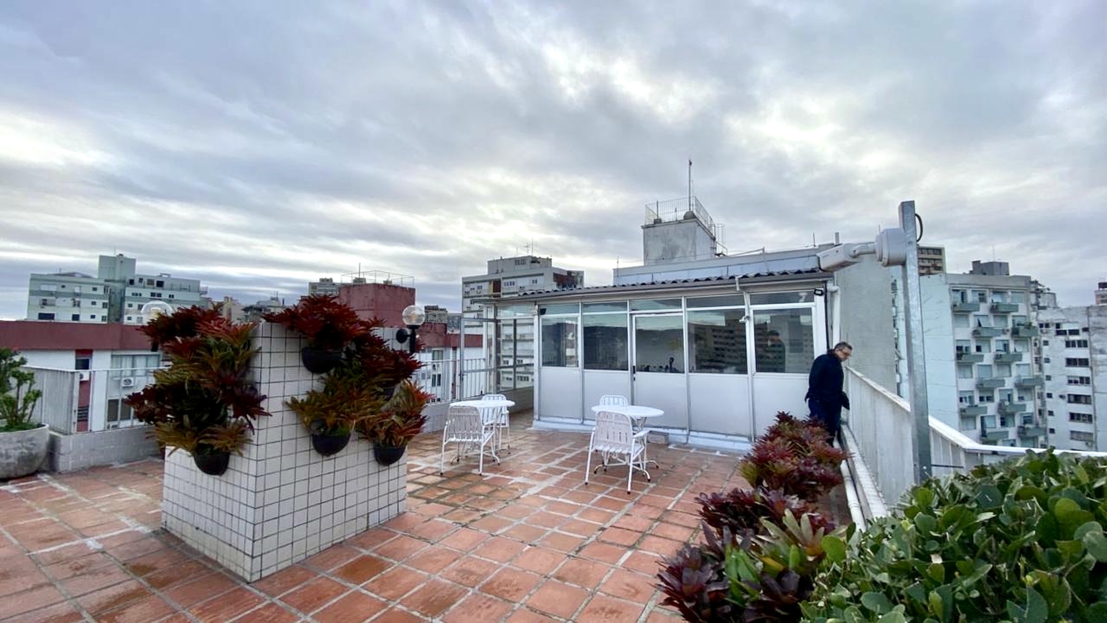 R$ 340.000 - &Oacute;TIMO APARTAMENTO - ANDAR ALTO - MOBILIADO - 42M2 - 1 DORM - VISTA - 1 VAGA Rua Duque de Caxias Porto Alegre - 