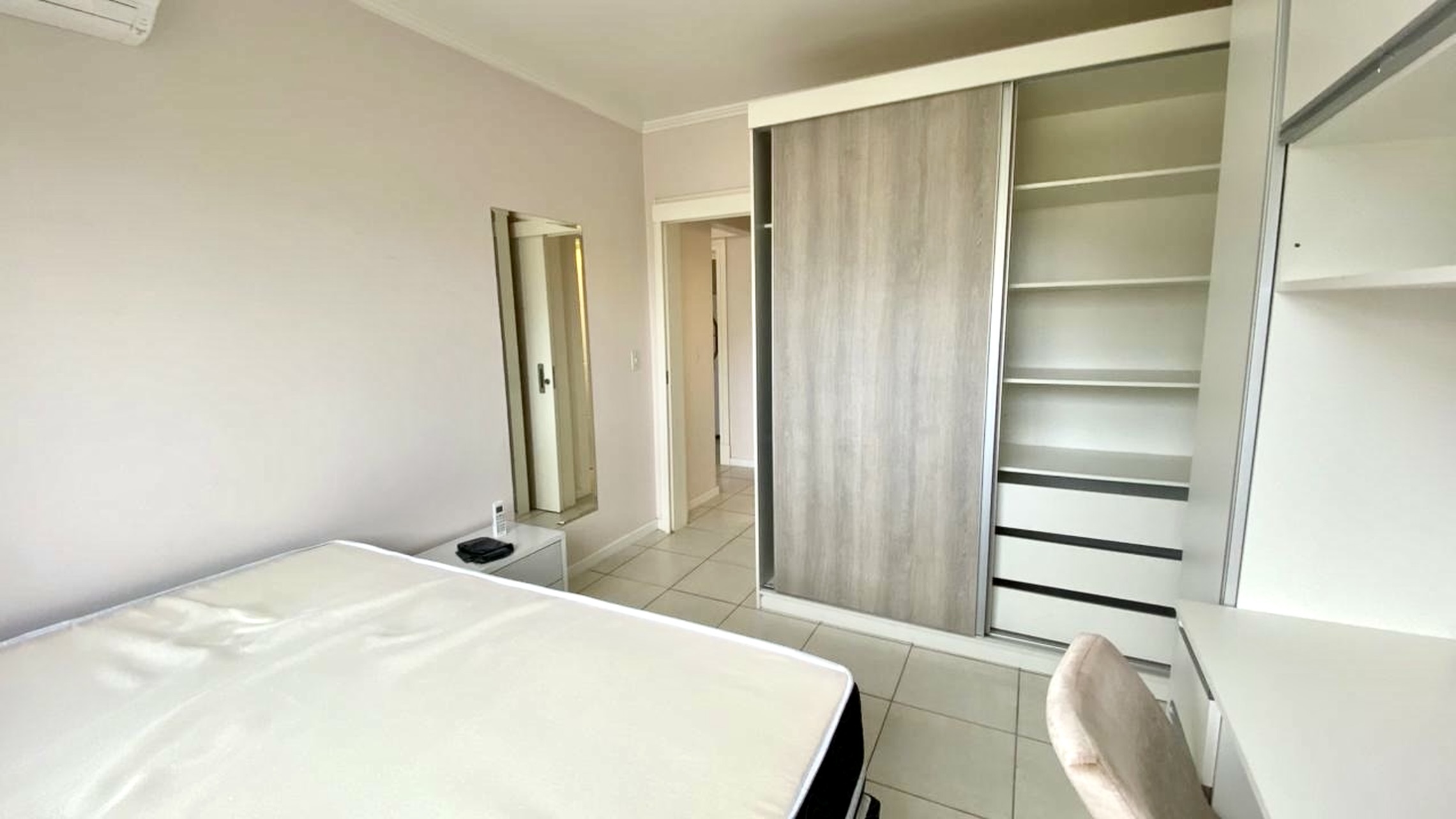 R$ 340.000 - &Oacute;TIMO APARTAMENTO - ANDAR ALTO - MOBILIADO - 42M2 - 1 DORM - VISTA - 1 VAGA Rua Duque de Caxias Porto Alegre - 