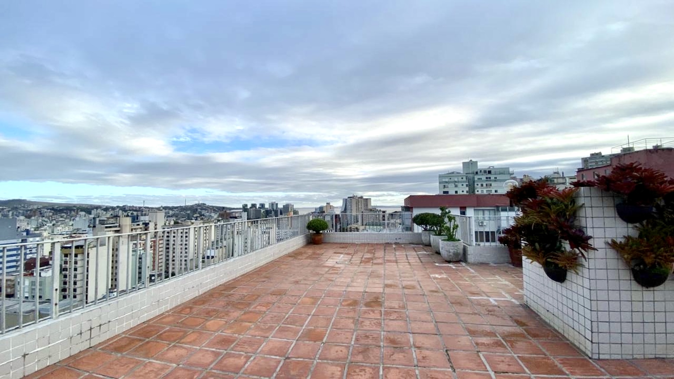 R$ 340.000 - &Oacute;TIMO APARTAMENTO - ANDAR ALTO - MOBILIADO - 42M2 - 1 DORM - VISTA - 1 VAGA Rua Duque de Caxias Porto Alegre - 