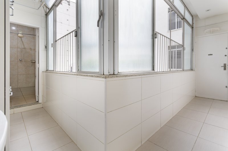 Amplo, confort&aacute;vel, com duas vagas, em rua desejada e perto do metr&ocirc; Uruguai! Rua Visconde de Cabo Frio Rio de Janeiro - 