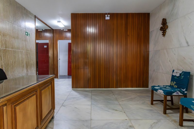 Amplo, confort&aacute;vel, com duas vagas, em rua desejada e perto do metr&ocirc; Uruguai! Rua Visconde de Cabo Frio Rio de Janeiro - 