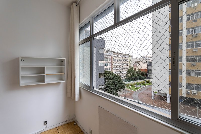 Amplo, confort&aacute;vel, com duas vagas, em rua desejada e perto do metr&ocirc; Uruguai! Rua Visconde de Cabo Frio Rio de Janeiro - 