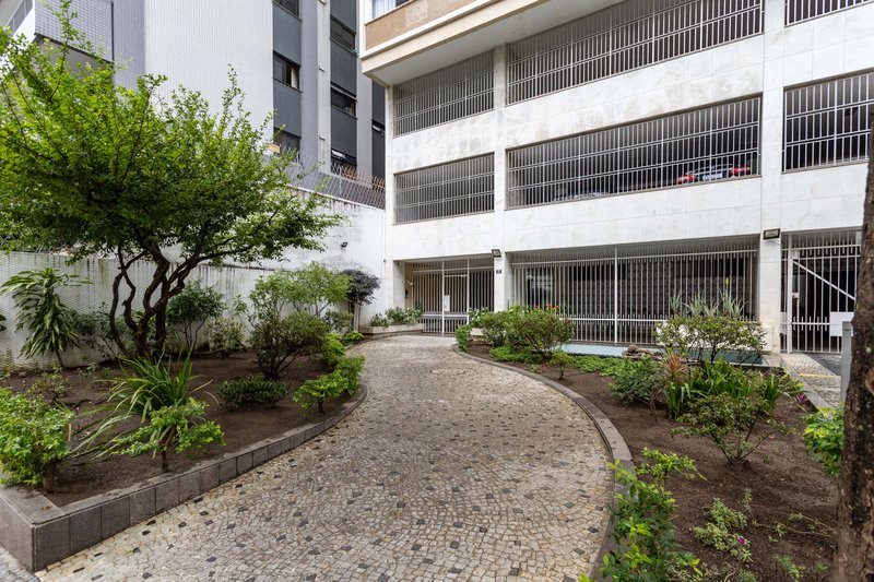 Amplo, confort&aacute;vel, com duas vagas, em rua desejada e perto do metr&ocirc; Uruguai! Rua Visconde de Cabo Frio Rio de Janeiro - 