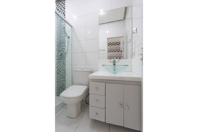 Amplo, confort&aacute;vel, com duas vagas, em rua desejada e perto do metr&ocirc; Uruguai! Rua Visconde de Cabo Frio Rio de Janeiro - 