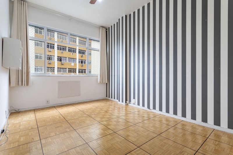 Amplo, confort&aacute;vel, com duas vagas, em rua desejada e perto do metr&ocirc; Uruguai! Rua Visconde de Cabo Frio Rio de Janeiro - 