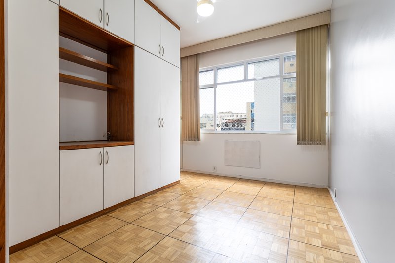 Amplo, confort&aacute;vel, com duas vagas, em rua desejada e perto do metr&ocirc; Uruguai! Rua Visconde de Cabo Frio Rio de Janeiro - 