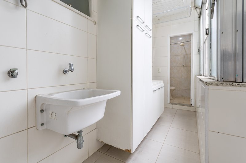 Amplo, confort&aacute;vel, com duas vagas, em rua desejada e perto do metr&ocirc; Uruguai! Rua Visconde de Cabo Frio Rio de Janeiro - 