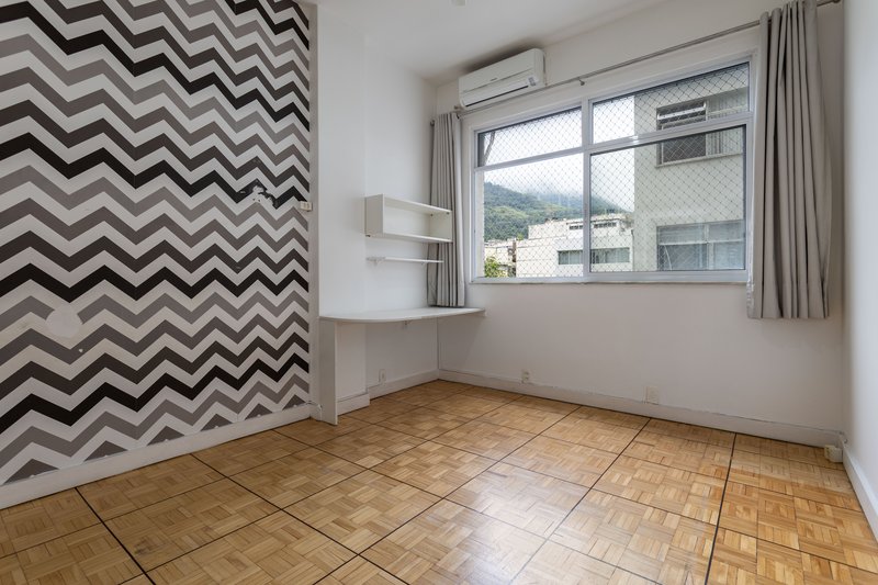 Amplo, confort&aacute;vel, com duas vagas, em rua desejada e perto do metr&ocirc; Uruguai! Rua Visconde de Cabo Frio Rio de Janeiro - 