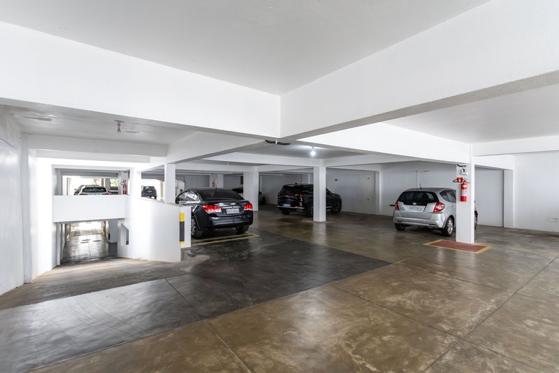 Amplo, confort&aacute;vel, com duas vagas, em rua desejada e perto do metr&ocirc; Uruguai! Rua Visconde de Cabo Frio Rio de Janeiro - 