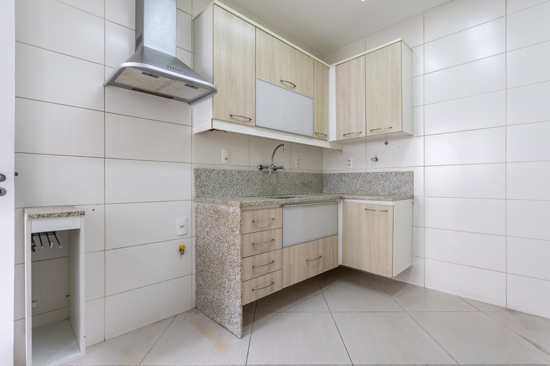 Amplo, confort&aacute;vel, com duas vagas, em rua desejada e perto do metr&ocirc; Uruguai! Rua Visconde de Cabo Frio Rio de Janeiro - 