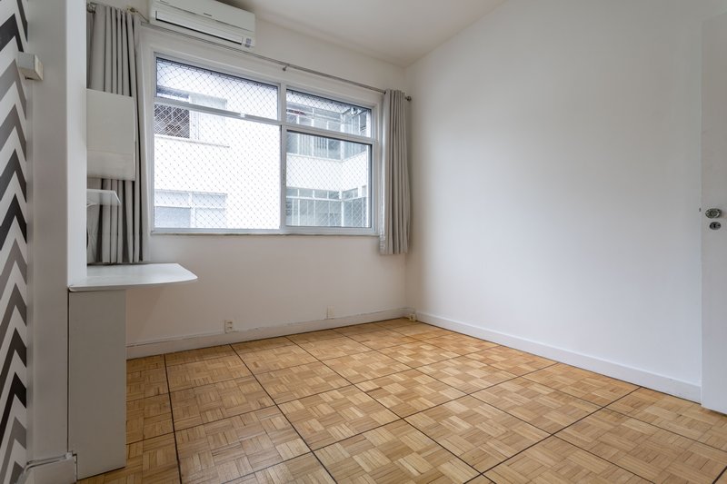 Amplo, confort&aacute;vel, com duas vagas, em rua desejada e perto do metr&ocirc; Uruguai! Rua Visconde de Cabo Frio Rio de Janeiro - 