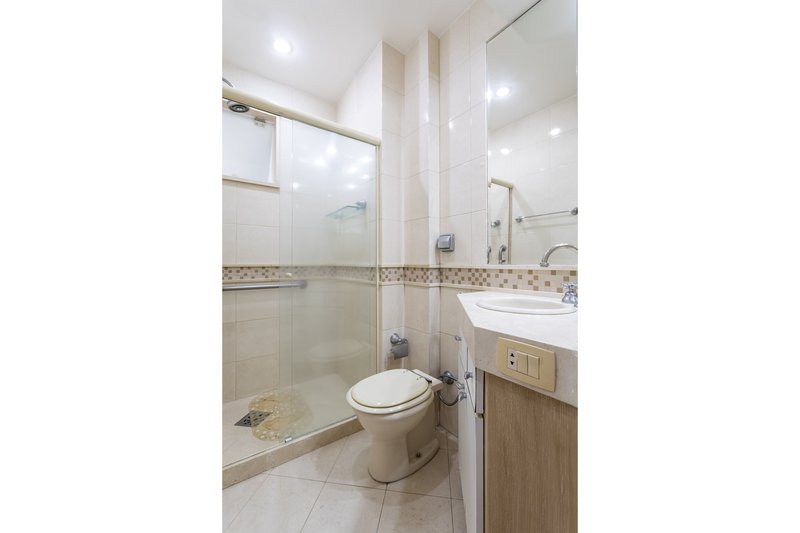 Amplo, confort&aacute;vel, com duas vagas, em rua desejada e perto do metr&ocirc; Uruguai! Rua Visconde de Cabo Frio Rio de Janeiro - 