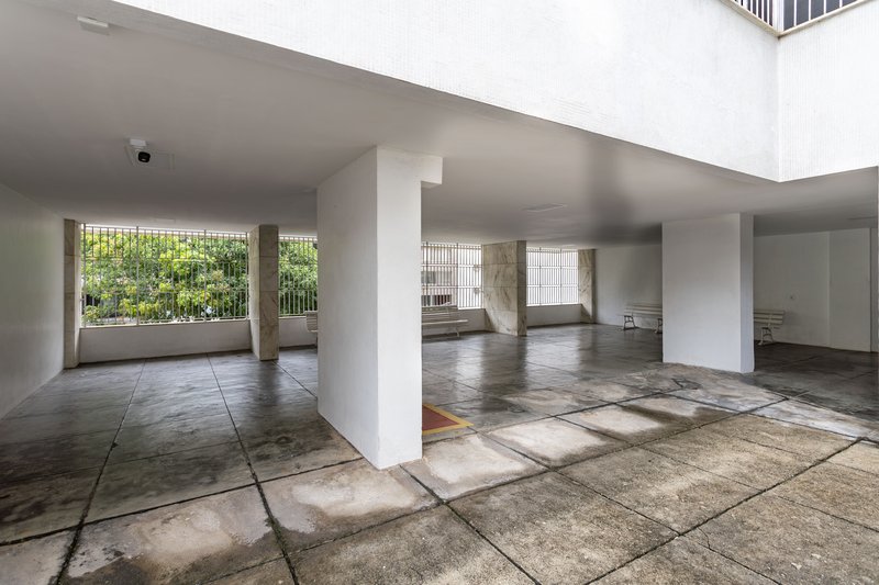 Amplo, confort&aacute;vel, com duas vagas, em rua desejada e perto do metr&ocirc; Uruguai! Rua Visconde de Cabo Frio Rio de Janeiro - 