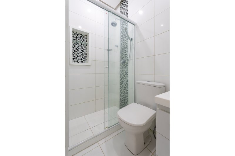 Amplo, confort&aacute;vel, com duas vagas, em rua desejada e perto do metr&ocirc; Uruguai! Rua Visconde de Cabo Frio Rio de Janeiro - 